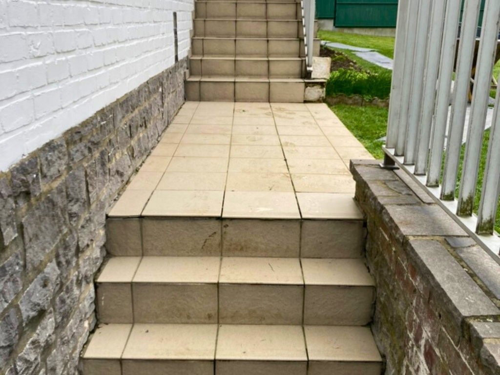 Un escalier en carrelages à Rebecq avant travaux