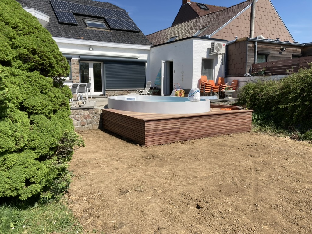 Une terrasse en bois pour habiller un jacuzzi