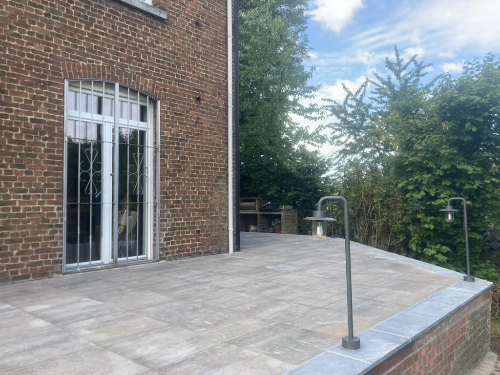 Une terrasse avec éclairage en dalles de béton