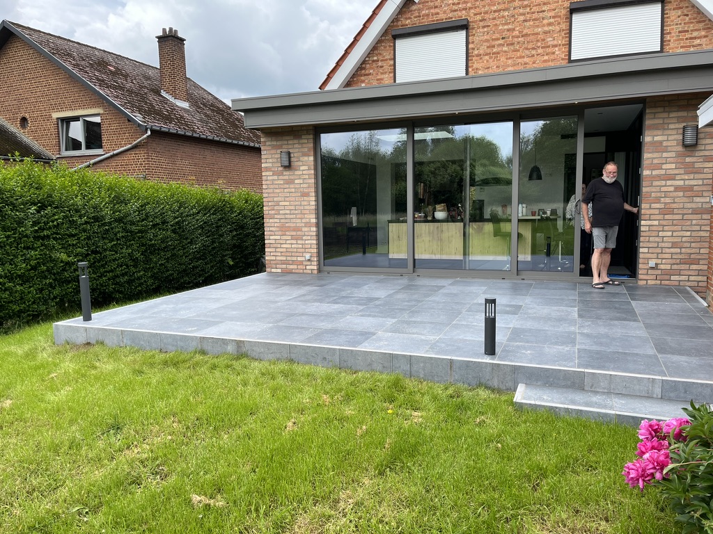 Une terrasse en pierre bleue belge
